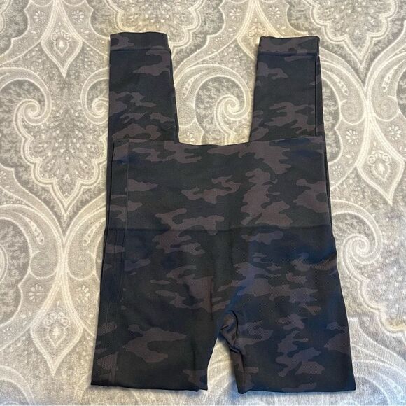 Spanx seamless camo leggings   - Picture 6 of 6